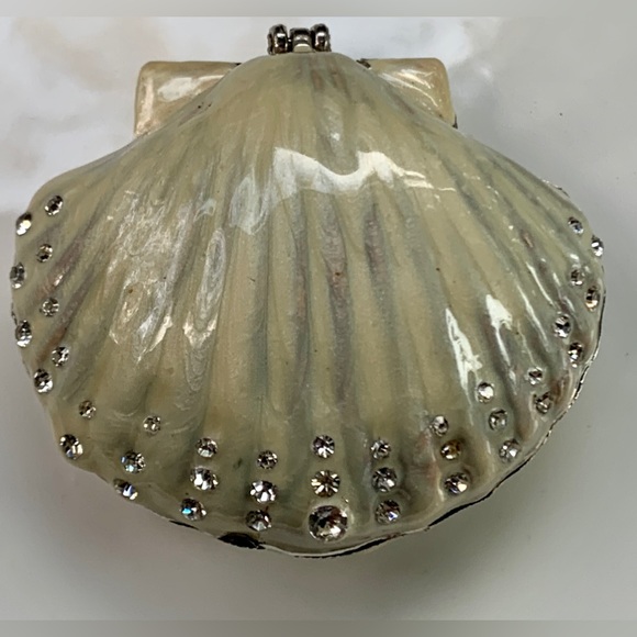 Vintage Footed Pearl Enameled Metal Magnetic Clasp Clamshell Ring Coin Box - Picture 1 of 16